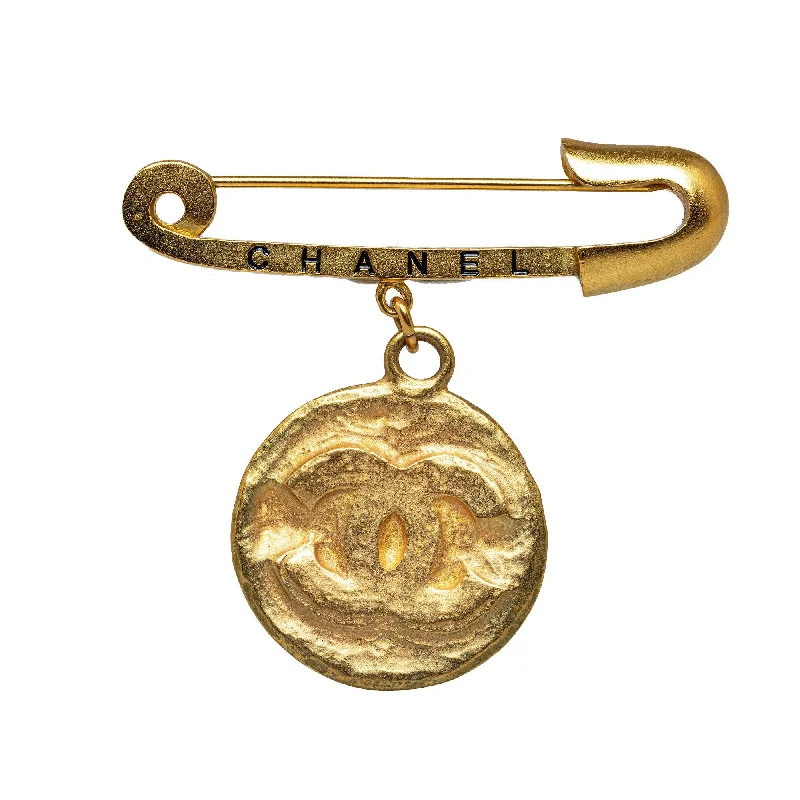 Chanel CC Medallion Costume Brooch (SHG-p5Fz3w)