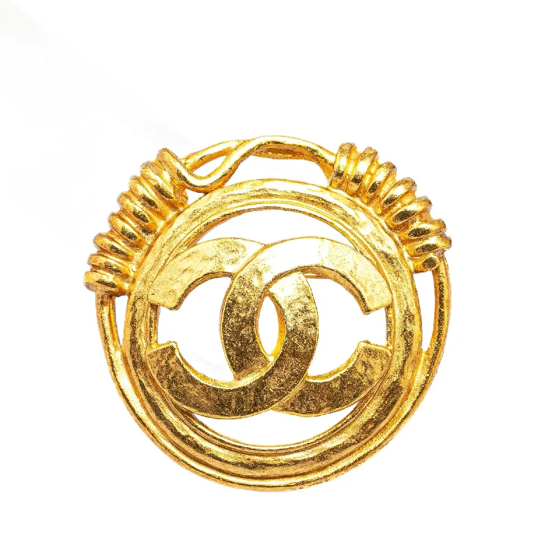 Chanel Gold Plated CC Brooch (SHG-ck9CYj)