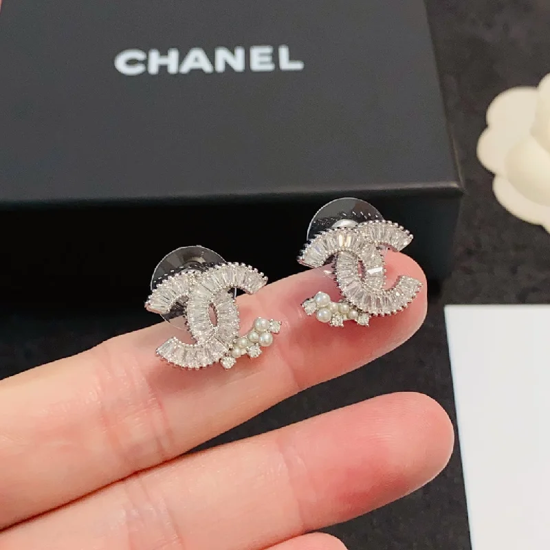 CHANEL's popular new product, personalized and fashionable full diamond double C earrings